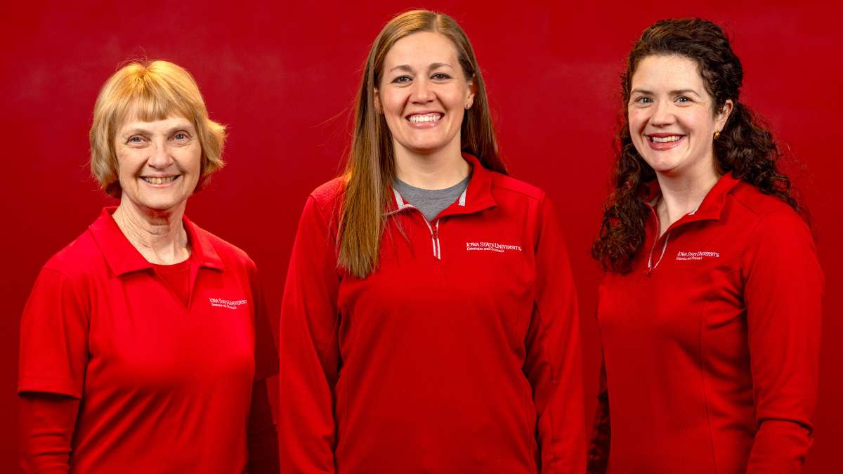 From left: Marlene Geiger, Jennie Savits, and Rachel Sweeney field questions into Iowa State University Extension and Outreach’s AnswerLine. Beth Marrs (’84) and Carol Van Waardhuizen (’79,’89) also help answer the 16,000-18,000 questions AnswerLine receives each year.